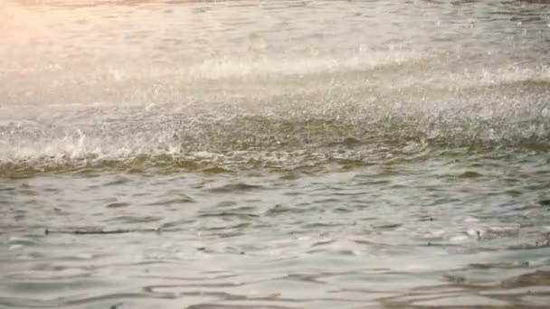 Кристаллические Капли Падающие Фонтанную Воду Парке Солнечный День Весной Прекрасный — стоковое видео