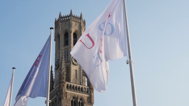 Tre Vita Och Blå Flaggor Med Bruges Ord Fladdrande Belgien — Stockvideo