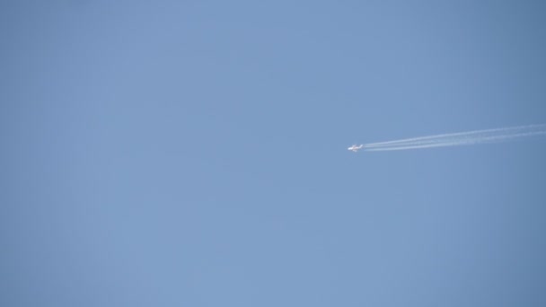 Large Passenger Airplane Soaring Blue Sky Leaving White Trail Slo — Stock Video