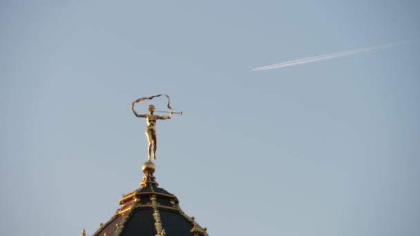 Menino Ouro Com Tubo Edifício Histórico Bruxelas Avião Slo Vista — Vídeo de Stock