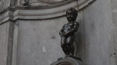 Brüksel, Belçika - 1 Nisan 2019: Belçika'da 'Little Pisser' bronz heykelin sanatsal görünümü, brüksel'in eşsiz bir simgesi ve ilkbaharda ince bir su akışı 