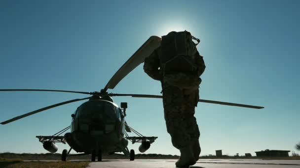 Moderne Soldaten Laufen Einem Hubschrauber Auf Einem Hubschrauberlandeplatz Frühling Slo — Stockvideo