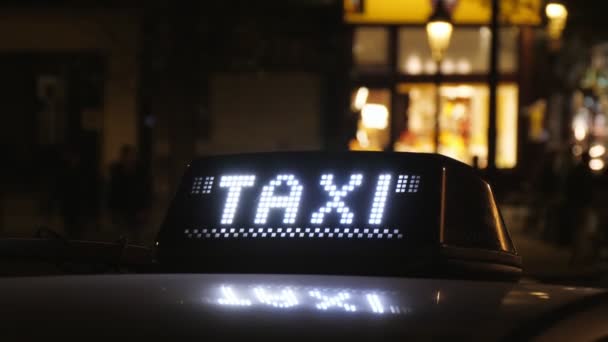 Такси Подсветкой Оживленной Улице Брюсселе Ночью Яркий Вид Современное Такси — стоковое видео