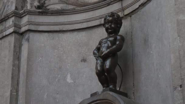 Брюссель Бельгия Апреля 2019 Года Бронзовая Скульптура Little Pisser Бельгии — стоковое видео