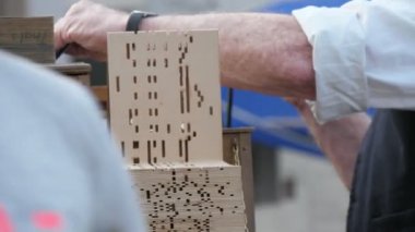 Neşeli adam ilkbaharda turistler için Brugge bir sokakta hurdy-gurdy oynarken şık Xixth yüzyıl giysileri yaşlı adamın neşeli closeup hurdy-gurdy (bir rulo organ) oynarken ve ilkbaharda Brugge eğlenceli