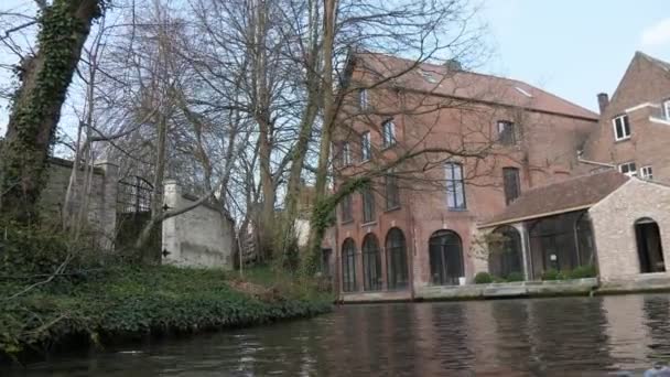 Grande Edifício Histórico Uma Margem Canal Barco Movimento Bélgica Primavera — Vídeo de Stock
