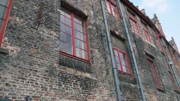 Středověká Budova Zhotovena Šedých Cihel Pohybujících Motorových Člunů Brugge Úchvatným — Stock video