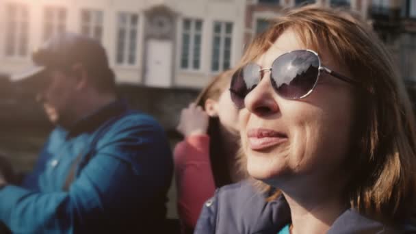 Šťastný Ženský Turista Slunečních Brýlích Cestující Motorce Brugge Roce Optimistický — Stock video