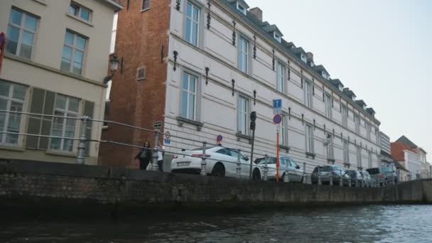 Flytande Motorbåt Brugge Med Många Historiska Byggnader Solig Dag Inspirerande — Stockvideo