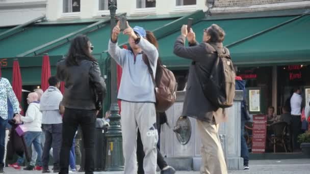 벨기에 브뤼셀 2019년 화창한 브뤼셀의 광장에서 슬로우 모션으로 사진을 남성의 — 비디오