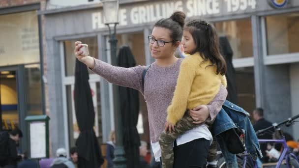 Brussels Belgium Április 2019 Lenyűgöző Kilátás Egy Boldog Anya Egy — Stock videók