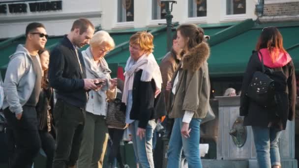 Bruselas Bélgica Abril 2019 Vista Alegre Grupo Turistas Compartiendo Sus — Vídeo de stock