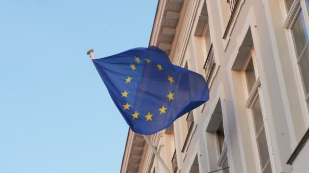 Bandera Unión Europea Ondeando Sobre Una Casa Oficial Primavera Slo — Vídeos de Stock