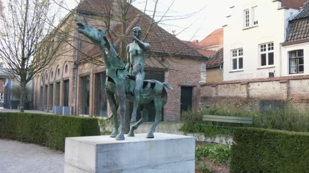 Brugge België April 2019 Indrukwekkend Monument Ruiter Van Apocalyps Gemaakt — Stockvideo