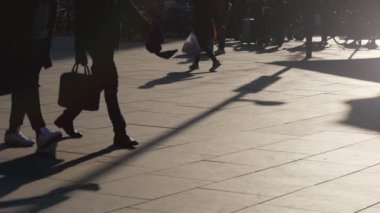 Bisiklete binen ve Brüksel'de kiremitli bir sokakta yürüyen insanlar akşam ları slo-mo Sanatsal görünümünde bisiklete binen ve akşam saatlerinde Brüksel'de kiremitli bir sokakta yürüyen rahat insanların yavaş çekimde.