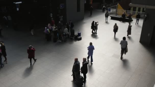 比利时安特卫普 2019 在春天阳光明媚的日子里 许多乘客在安特卫普火车站乘坐手推车箱 手提箱和包裹 令人激动 — 图库视频影像