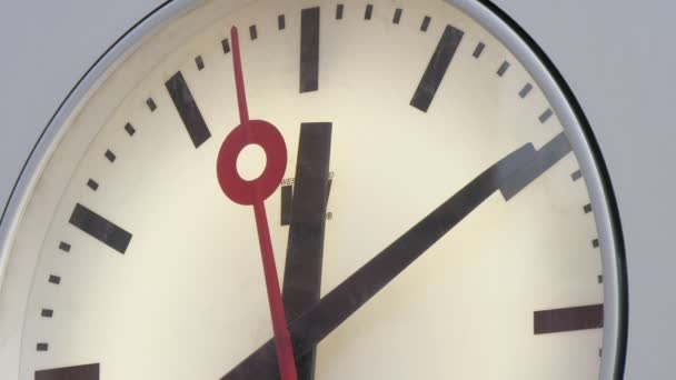 Amberes Bélgica Abril 2019 Emocionante Primer Plano Reloj Metálico Redondo — Vídeos de Stock