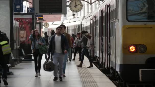 Anvers Belçika Nisan 2019 Yavaş Çekimde Ilkbaharda Antwerp Trenden Inip — Stok video
