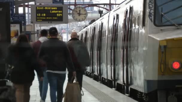 Antverpy Belgie Dubna 2019 Nádherný Pohled Mnoho Lidí Spěchající Plošinu — Stock video