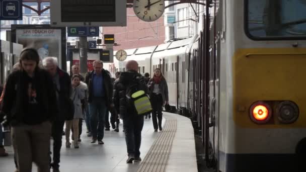 Antwerpia Belgia Kwietnia 2019 Ekscytujący Widok Wielu Ludzi Chodzenie Platformie — Wideo stockowe