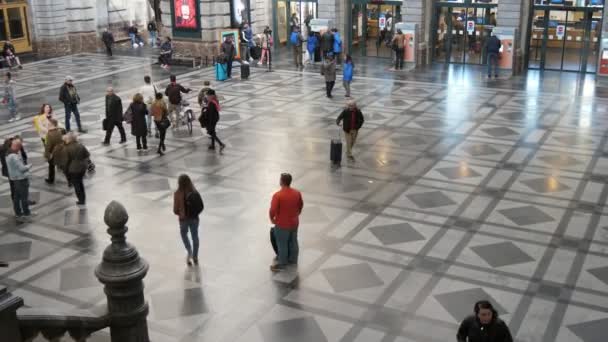 벨기에 앤트워프 2019년 슬로모의 사각형이 매끄러운 대리석 바닥이 홀에서 사람들이 — 비디오