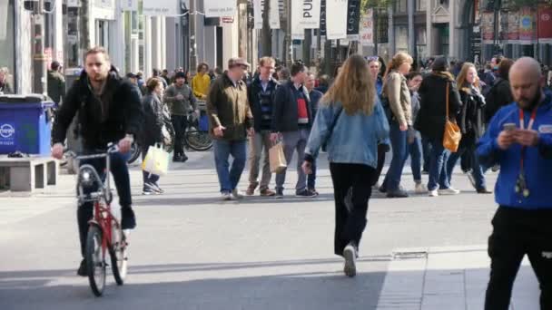 Брюссель Бельгия Апреля 2019 Года Оптимистичный Взгляд Расслабленных Людей Прогуливающихся — стоковое видео