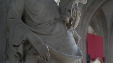 Brüksel, Belçika - 1 Nisan 2019: Brüksel'deki eski bir Katolik kilisesinde çocuğu İsa Mesih'le klasik bir Azizmeryem heykelinin harika görünümü