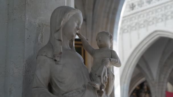 벨기에 브뤼셀 2019년 슬로모의 브뤼셀의 단지에서 그리스도와 성모의 조각품의 인상적인 — 비디오