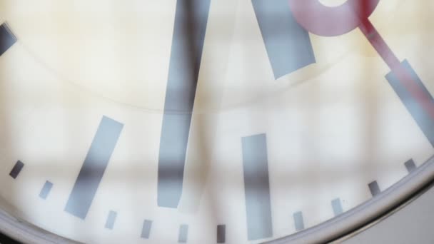春にアントワープターミナル屋外で3つの矢印を持つ機械的な丸い時計は アントワープ駅で白い背景2つの黒い手と1つの赤い秒針を持つヴィンテージ機械式時計を打ちます — ストック動画