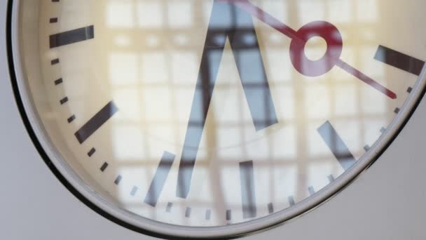 春にアントワープ駅の屋外で3つの矢印を持つ古い丸い時計は アントワープ駅で白い背景2つの黒い手と1つの赤い秒針を持つメカニカルな見えるメカニカルな時計 — ストック動画