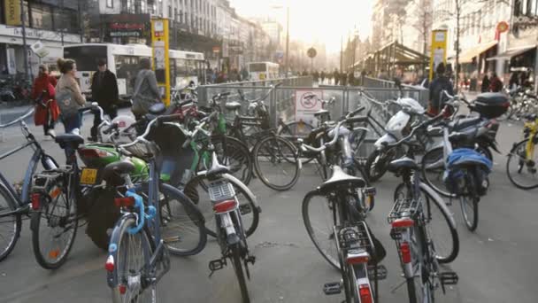 Bruksela Belgia Kwietnia 2019 Oryginalny Widok Parking Wielu Nowoczesnych Rowerów — Wideo stockowe