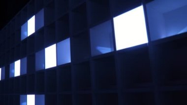 Belçika'da bir gece kulübünde yanan mavi kareler satırları neşeli ışık müzik Belçika'da bir gece kulübünde askew yerleştirilen açık ve kapalı mavi ve beyaz kareler ile ışıklı kareler Kutlama görünümü 