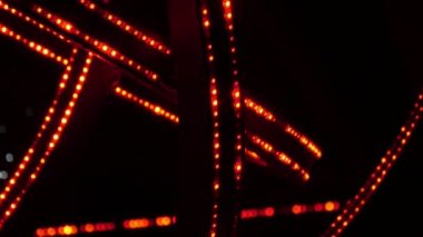 Belçika'da gece açık ve kapalı küçük noktalar yapılmış uzun ve kıvrımlı turuncu çizgiler ile bir gece kulübü iç Belçika Arty görünümünde siyah arka planda benekli turuncu çizgiler ile Gece kulübü aydınlatma