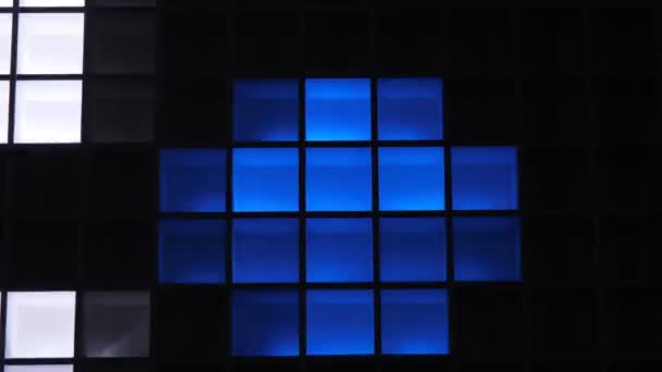 在比利时的一家俱乐部里 作为灯光音乐屏幕的一部分 闪烁的方块 蓝色和白色的照明方块排成一排 在比利时的夜总会里 大人物来回奔波 — 图库视频影像