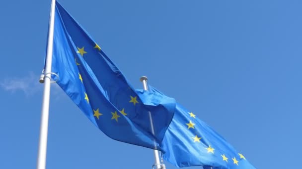 欧盟旗帜 团结的标志 在塞莱斯特的天空中缓慢地挥舞着 离开欧盟的旗帜 民主和自由的象征 在春天的风天气上飞扬 — 图库视频影像