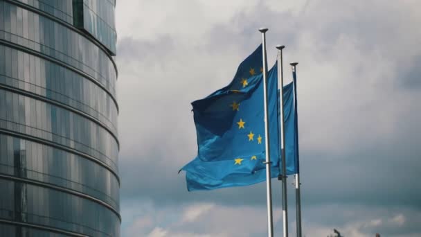 Три Флага Европейского Союза Развевающиеся Здании Пасмурную Погоду Тихом Режиме — стоковое видео