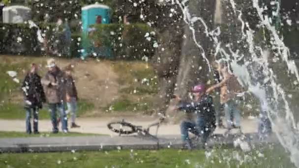 Des Gens Joyeux Qui Détendent Bord Lac Avec Une Fontaine — Video