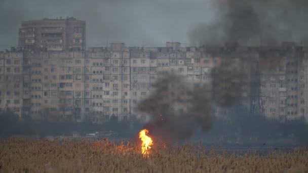 Fiamma Infuocata Nuvole Nere Fumo Sulle Zone Umide Del Dnipro — Video Stock