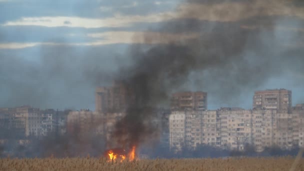 Палаючий Рід Язиком Вогню Набережній Дніпра Увечері Slo Жахливий Погляд — стокове відео