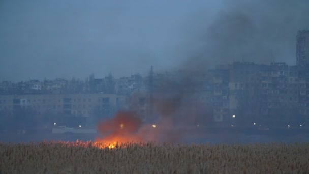 Terras Húmidas Flamejantes Com Garfos Chama Banco Dnipro Noite Primavera — Vídeo de Stock