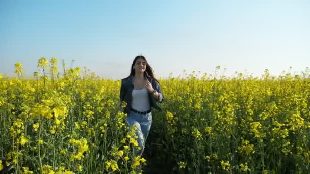 Chica Alegre Con Pelo Volando Corriendo Campo Colza Verano Slo — Vídeo de stock