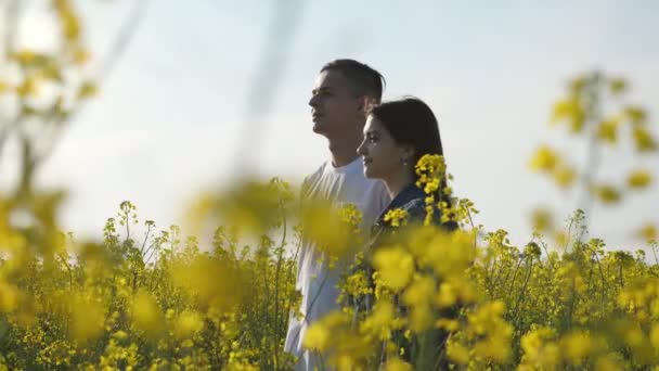 Jonge Familie Staan Een Mooie Koolzaad Veld Met Gele Bloemen — Stockvideo