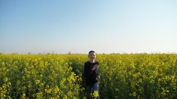 Веселий Хлопчик Біжить Посміхається Ріпаку Сонячний День Шлю Чудовий Вид — стокове відео