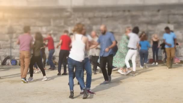 比利时布鲁塞尔 2019年4月1日 许多穿着牛仔裤和衬衫的微笑和明亮的女人在石壁上与男人欢快地跳舞 令人振奋 — 图库视频影像