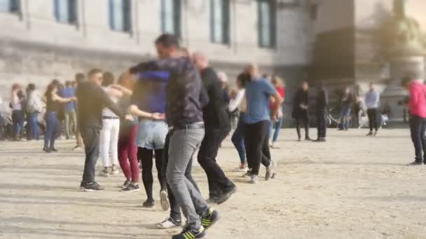 比利时布鲁塞尔 2019年4月1日 在春天阳光明媚的日子里 在一座高高的传统建筑里 精力充沛的中年人到户外跳舞 — 图库视频影像