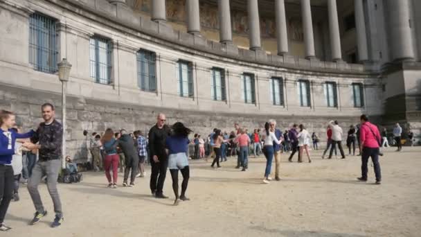 比利时布鲁塞尔 2019年4月1日 在春天阳光明媚的日子里 精力充沛的成年人在户外跳舞 在春天的晴天慢动 在柱子上跳舞的欢快景色 — 图库视频影像