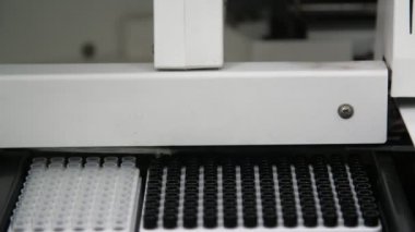 Kan analizi için bilgisayarlı tıbbi ekipman borular üzerinde bir robot gibi gidiyor Hi-tech tıbbi ekipman gelişmiş bir robot hareket gibi görünümlü, sol ve sağ, ileri ve geri bir laboratuvarda kan ile birçok tüpler üzerinde