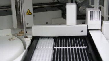 Kan analizi için plastik tıbbi ekipman tüpler üzerinde bir robot gibi hareket Wonderful tıbbi ekipman özel bir laboratuvarda kan ile birçok tüpler üzerinde sola ve sağa giden otomatik bir robot gibi görünümlü
