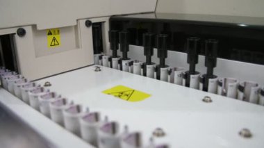Kan analizi için yenilikçi plastik tıbbi ekipman. Bir konveyörü var. Bir kimyasal laboratuvarda hareketli bir konveyör sabit tüpler yapılmış çağdaş bir plastik tıbbi ekipman Harika görünümü