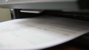 Kiev, Ukrayna - 17 Nisan 2019:Havadar bir ofise monte edilmiş hareketli bir kağıt levha ile güvenilir ve modern bir lazer yazıcının etkileyici görünümü.